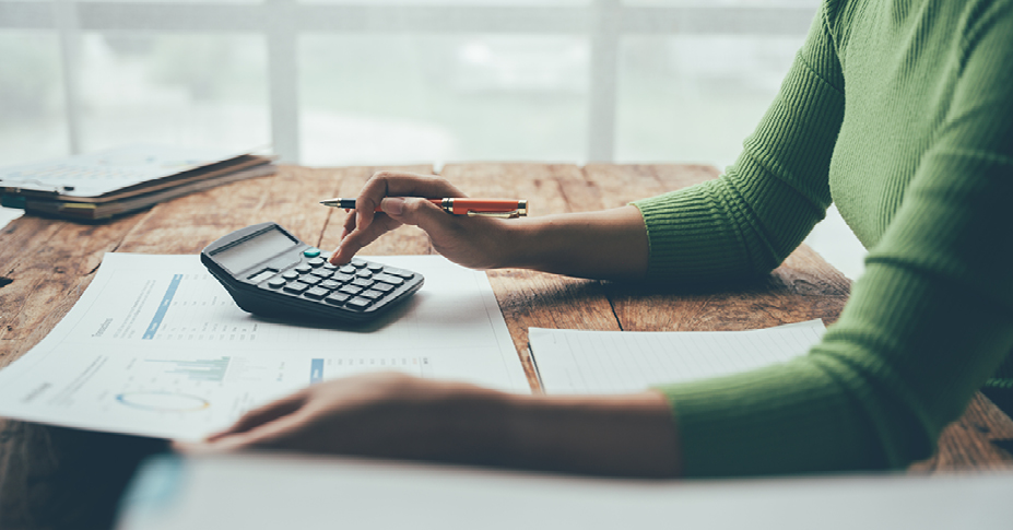 woman planning her personal finance resolutions for 2025